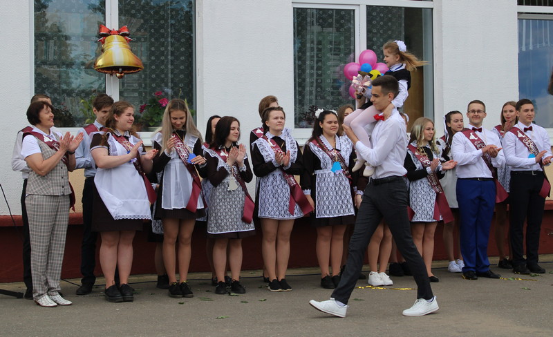 Торжественная линейка посвящённая празднику “Последнего звонка” в Чашникской гимназии(ВИДЕО)