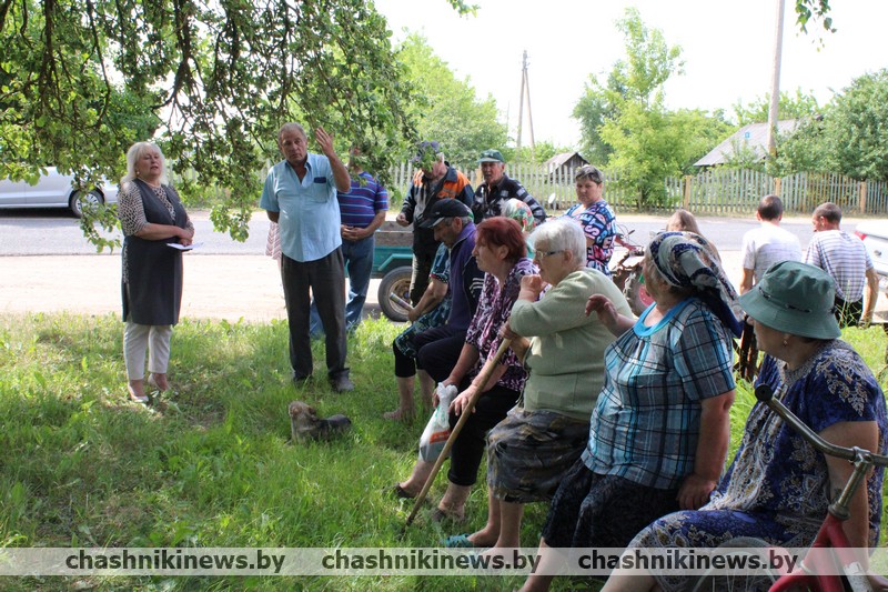 Ситуацию с водоснабжением деревни жители Демидович обсудили при участии председателя Иванского сельисполкома Людмилы Морозовой