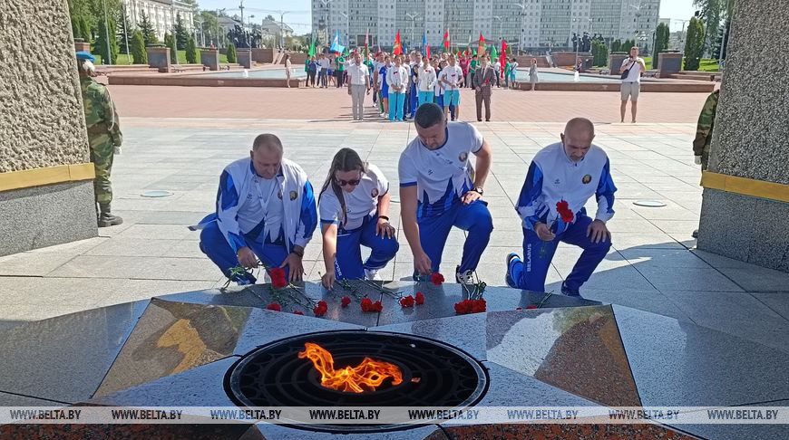 Участники Игр стран СНГ в Витебске возложили цветы к монументу воинам-освободителям